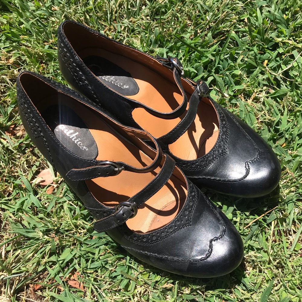 PRECIOUS BLACK HEELS